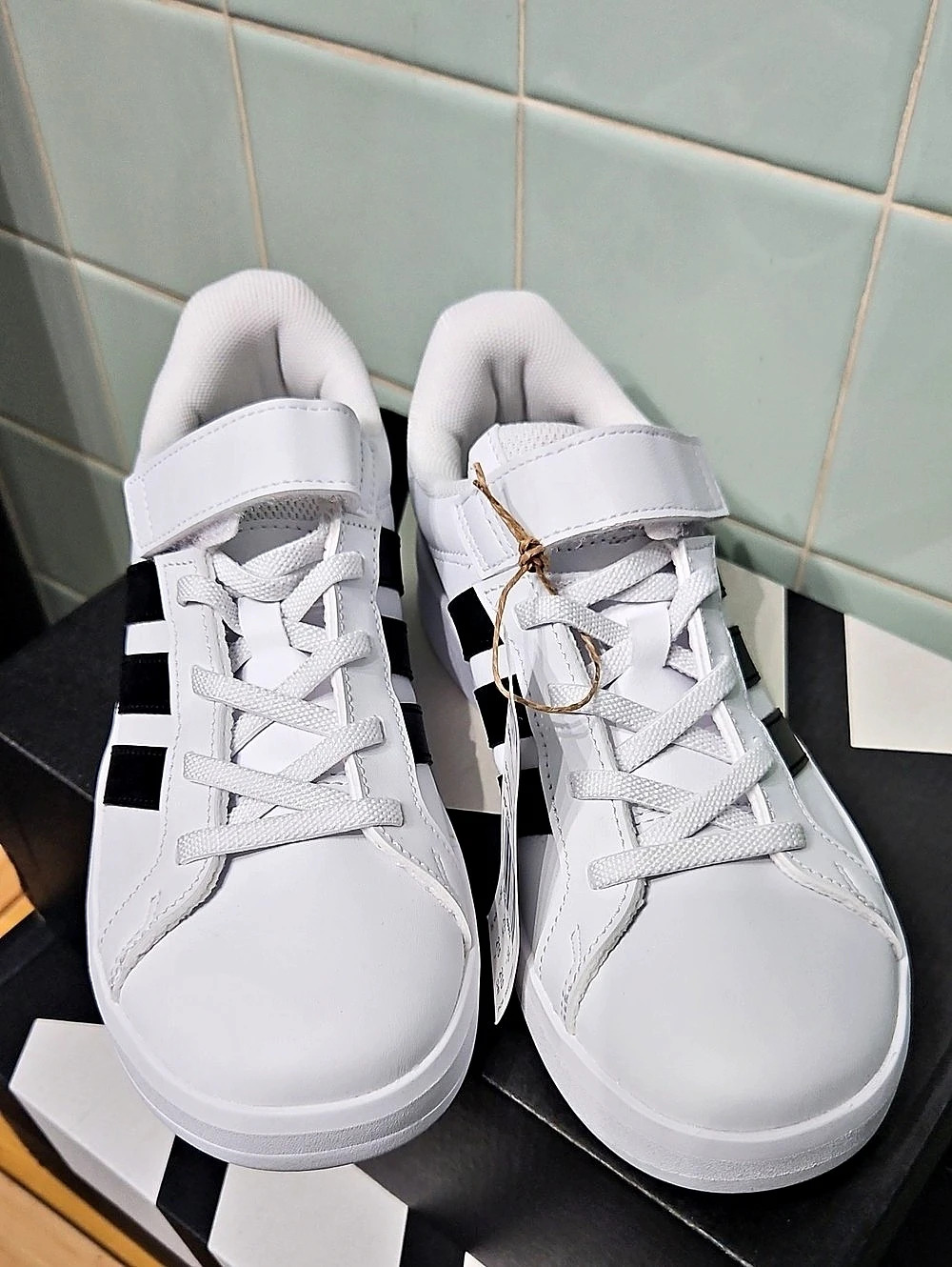 adidas Grand Court 3.0 Kids Sneakers White & Black Unisex US 3 NWT - Picture 2 of 9